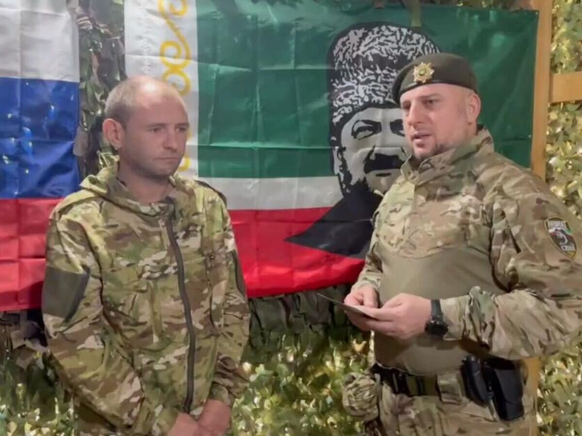    Командир спецназа "Ахмат" Алаудинов вручил российский паспорт украинцу Ананьеву© Апти Алаудинов "АХМАТ"/Telegram