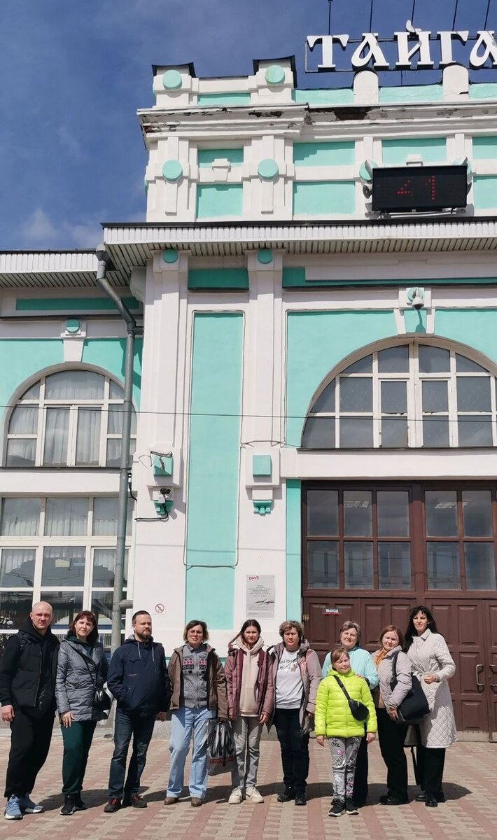 Очень красивый вокзал в городе Тайга. Вообще вот эта лазоревая расцветка как будто фишка города. Некоторые дома в городе как будто специально выкрашены в похожий цвет. Если не полностью, то хотя бы кант по низу дома. 