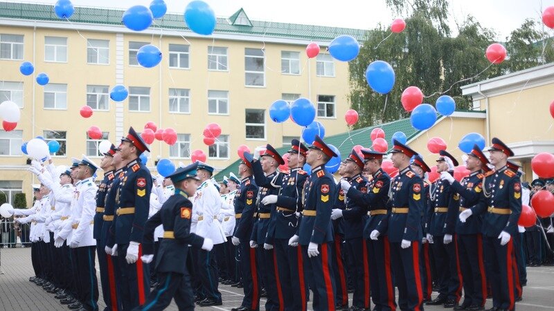    Праздничные шары выпустили на последнем звонке в кадетском училище Фото: пресс-служба Южного военного округа