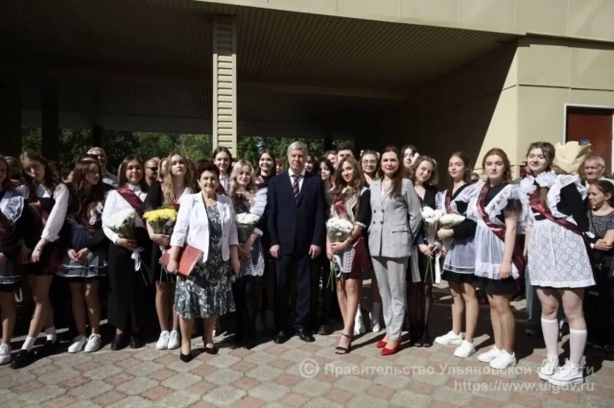    Русских и Болдакин побывали в ульяновских школах на последних звонках