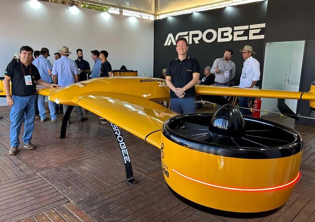 В начале мая на бразильской выставке Agrishow 2024 компания Agrobee Aricraft впервые представила широкой публике модель огромного дрона-опрыскивателя Agrobee-200.
