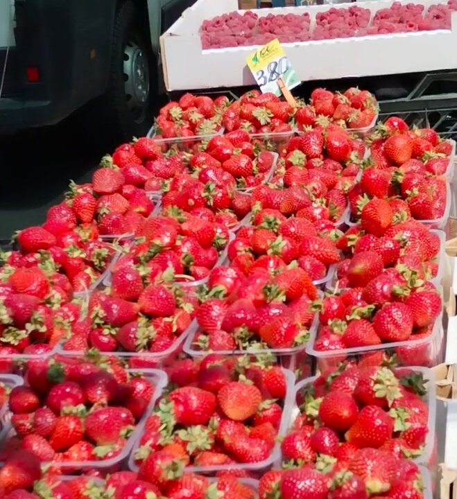 Центральный рынок в Геленджике. Ярмарка выходного дня. Клубника. (Фото автора)