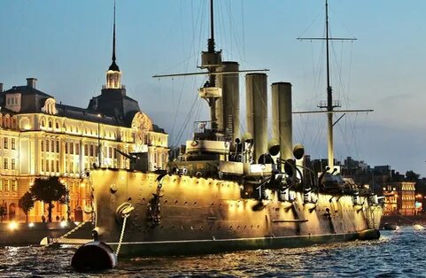 Крейсер Аврора - флагман Красного флота.