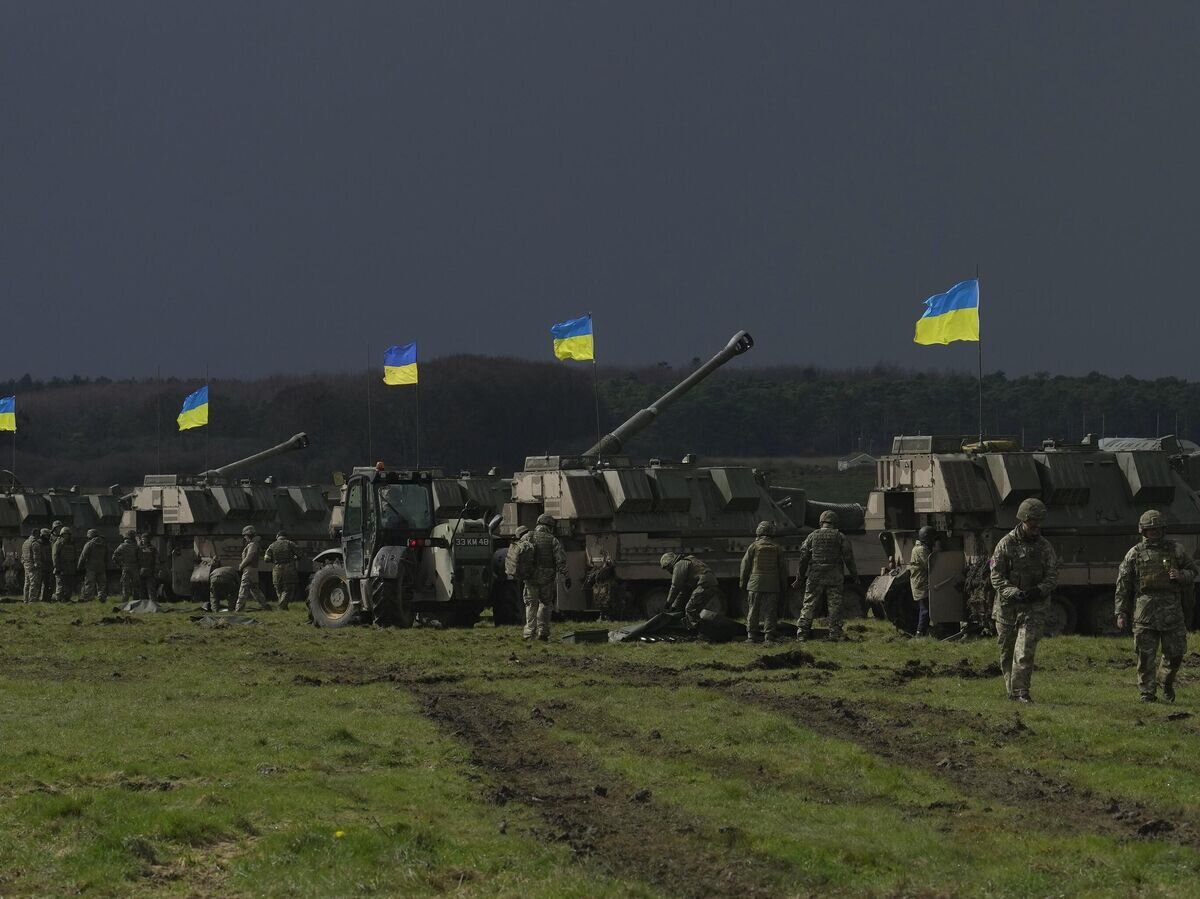    Украинские военные принимают участие в учениях в Великобритании© AP Photo / Kin Cheung