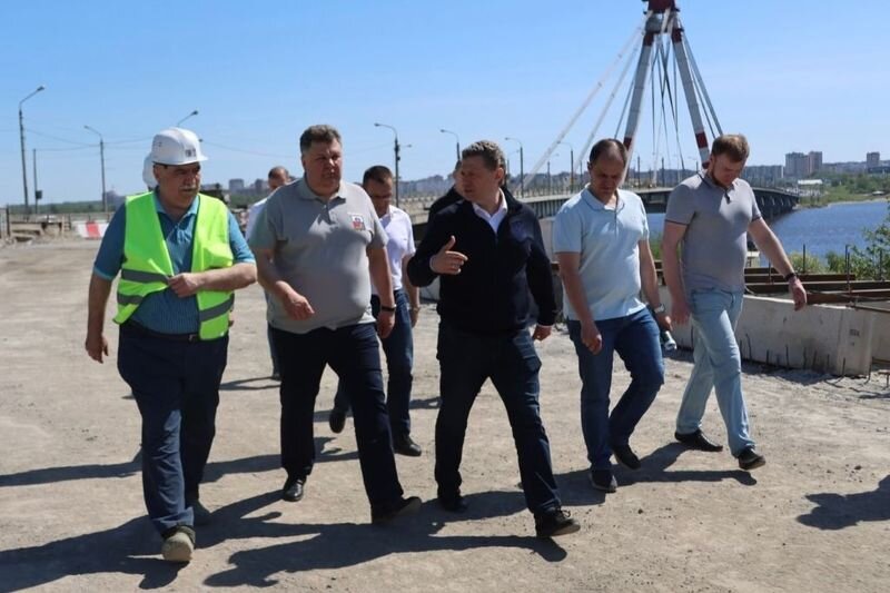    На мосту сейчас идут демонтажные работы.