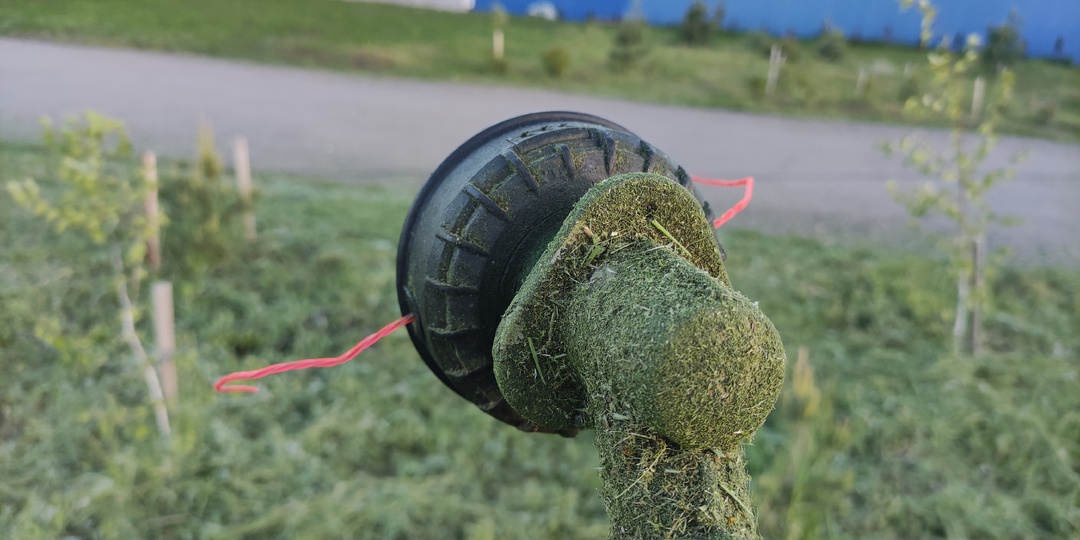 "Сосед открой секрет, чем ты траву косишь, что даже об арматуру не рвётся?" Рассказал ему про две свои хитрости