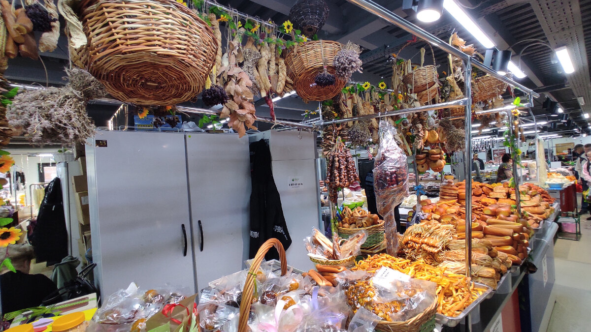 Сырный ряд в начале. А масло можно найти в самом конце. Фото: Кирилл Полиенко/Polienko: путешествуем вдвоём