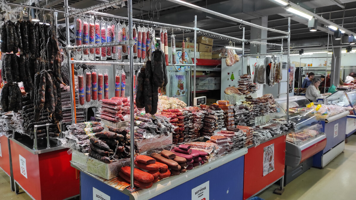 Мясные ряды - суджук, бастурма, сыровяленое мясо и множество колбас. Фото: Кирилл Полиенко/Polienko: путешествуем вдвоём