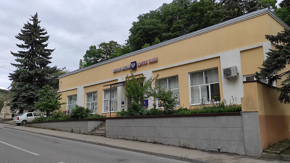 Возле почтового отделения очень много ирисов. Фото: Кирилл Полиенко/Polienko: путешествуем вдвоём