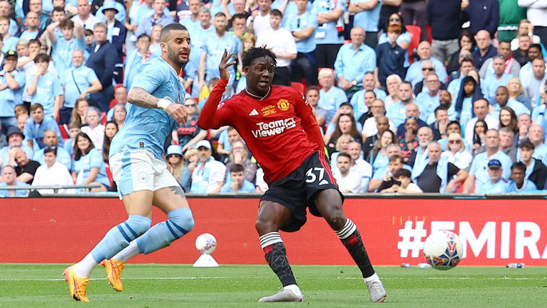    19-летний полузащитник «МЮ» Кобби Майну (справа) забивает победный гол в финале Кубка Англии против «Манчестер Сити» (2:1). Reuters