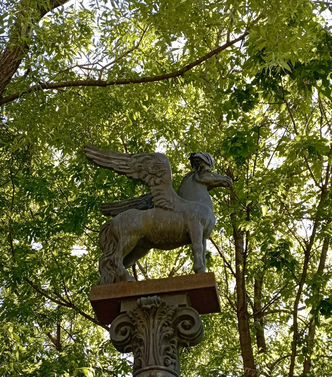 25.05.2024 г. Москва, Новинский бульвар. Пегас и голубь. Голубь на Пегасе. Фото автора.
