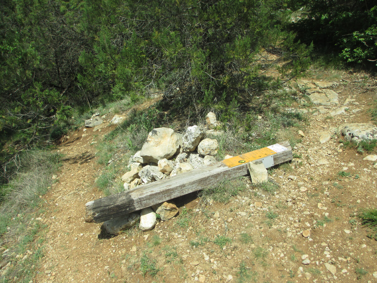 Столб лежит