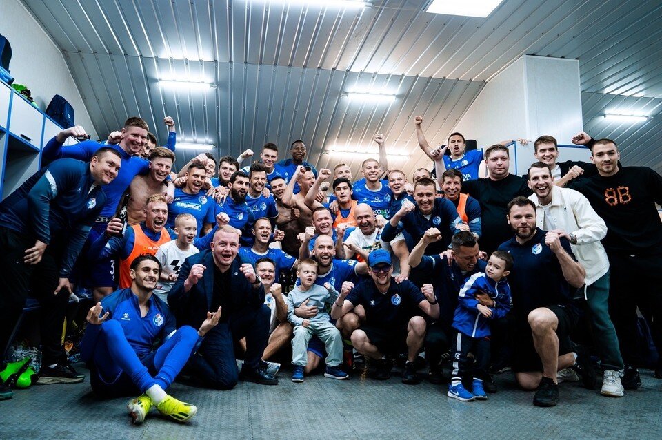    Победная раздевалка «Факела» - команде впервые предстоит сыграть в Премьер-лиге в третьем сезоне подряд. со страницы ФК "Факел" ВКонтакте.