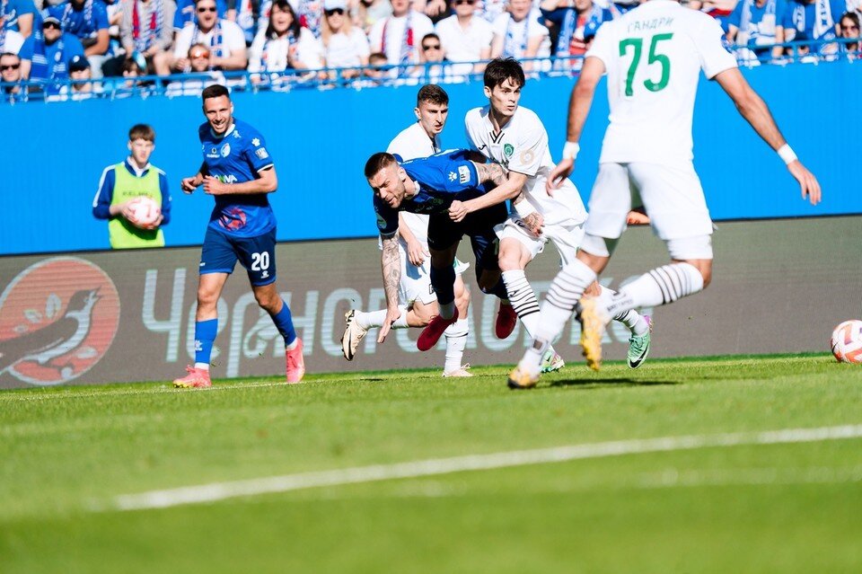    Евгений Марков (крайний слева) знал, что отомстит за страдания Игоря Калинина. со страницы ФК "Факел" ВКонтакте.