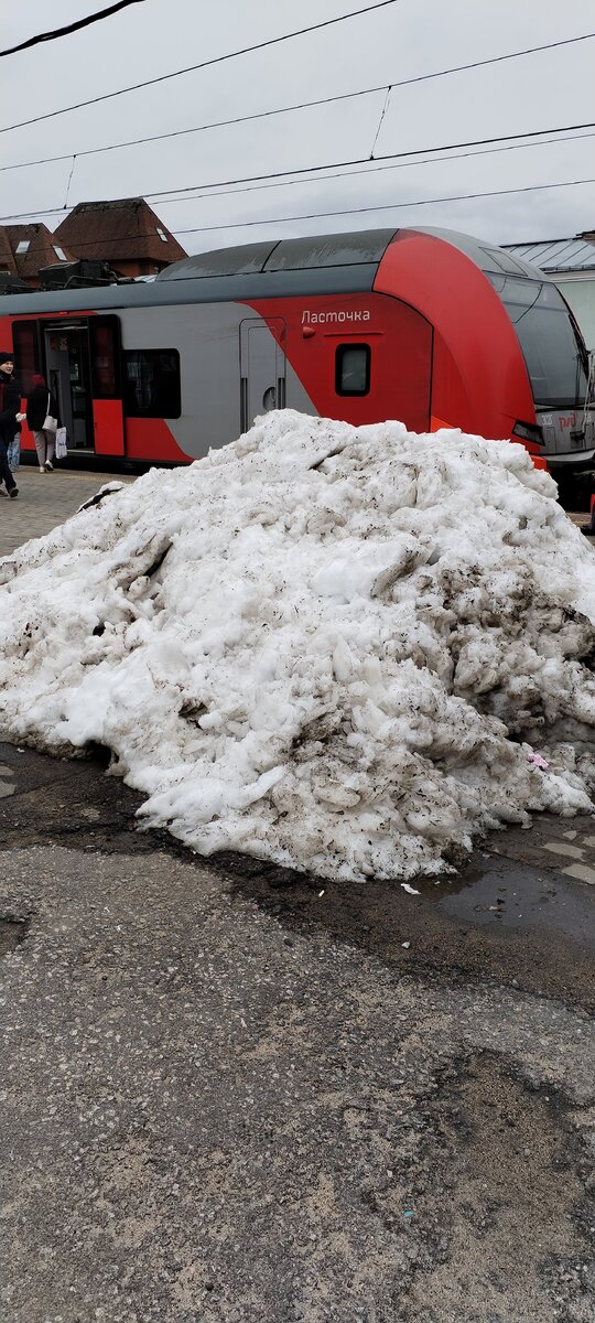 А дома-то уже деревья зелёные! 