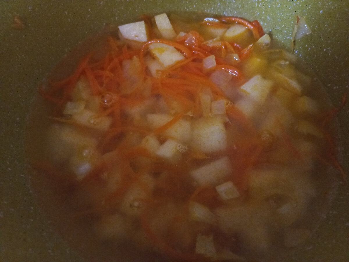 Морковь и лук обжарили,добавили картошку и воду.