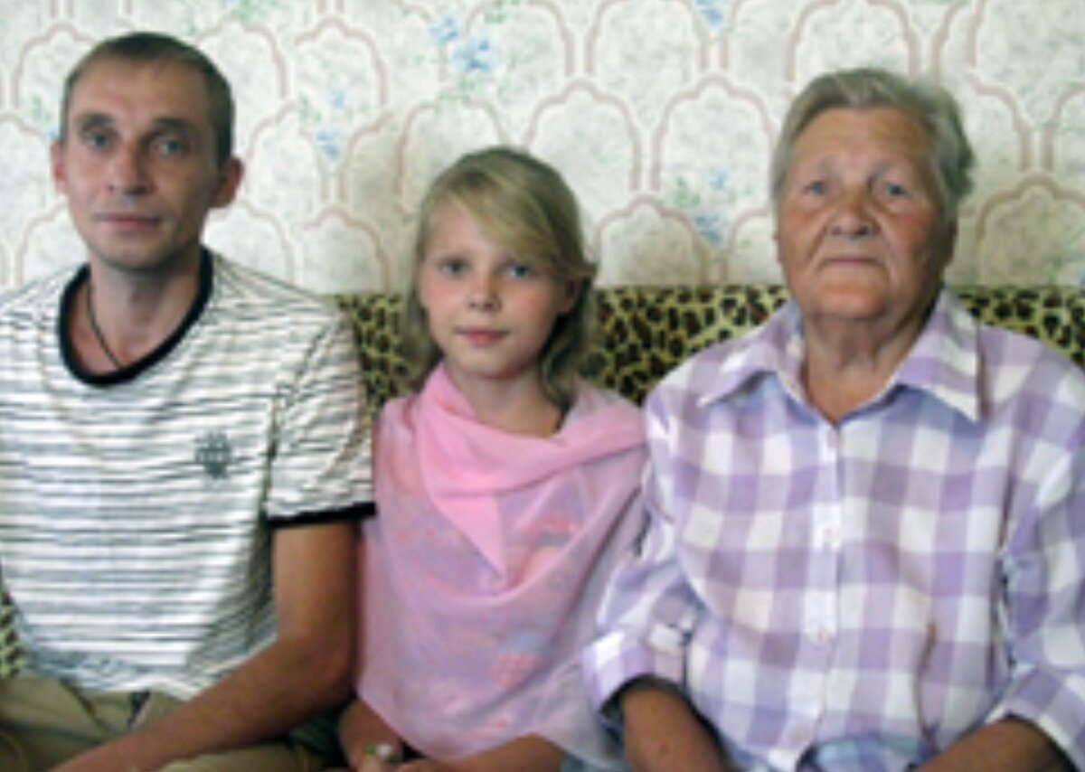 Η Kristina Cherepanova με τον μπαμπά και τη γιαγιά της.