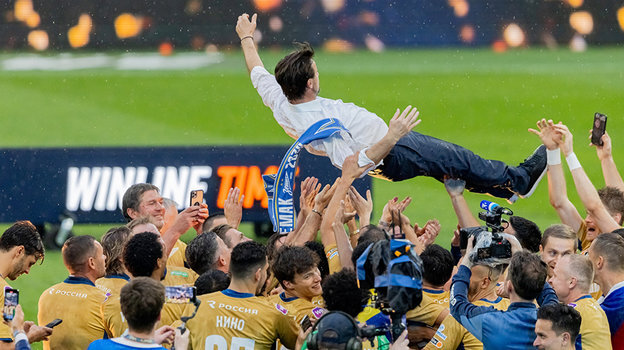    Футболисты «Зенита» качают Сергея Семака после победы в чемпионате России 2023/24. ФК «Зенит»