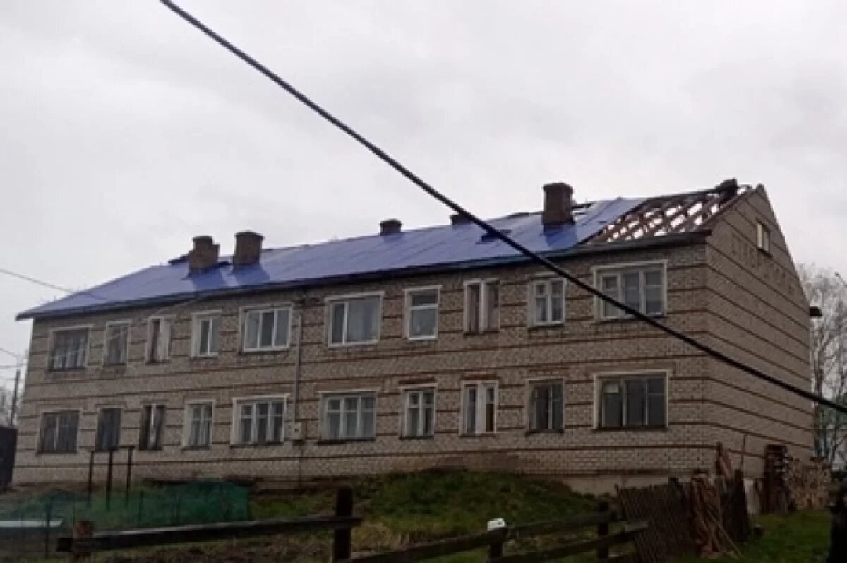    Десять лет назад крышу отремонтировали, но она периодическипротекала.