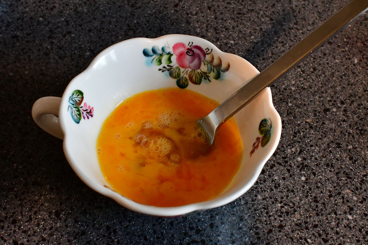 Яйца перемешиваем