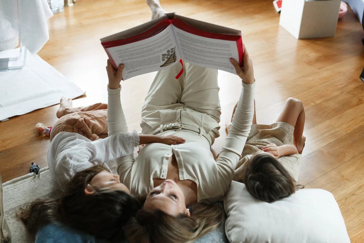 Мы всей семьей любим читать книги. Дочки у нас подросли, и я стараюсь каждый вечер читать им какую-нибудь увлекательную и познавательную книгу.