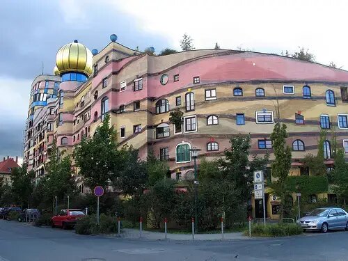 Источник изображения - https://www.archinomy.com/wp-content/uploads/case-studies/2009/forestspiralhundertwasserbuilding.jpg?ezimgfmt=rs:500x375/rscb2/ng:webp/ngcb2