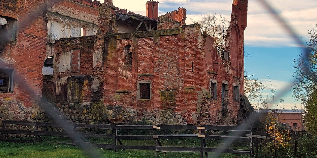 Замок, который пережил войну и не пережил мира