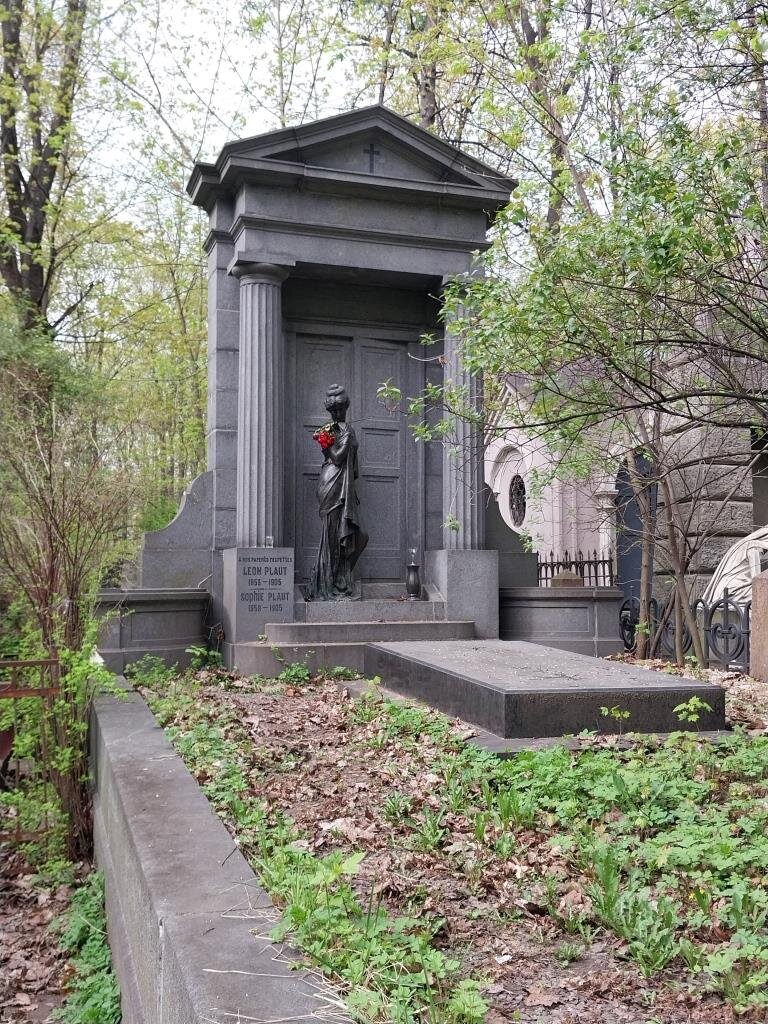 Фамильное захоронение супругов Пло. Введенское кладбище в Москве. Апрель 2024 г. Из личного архива автора.