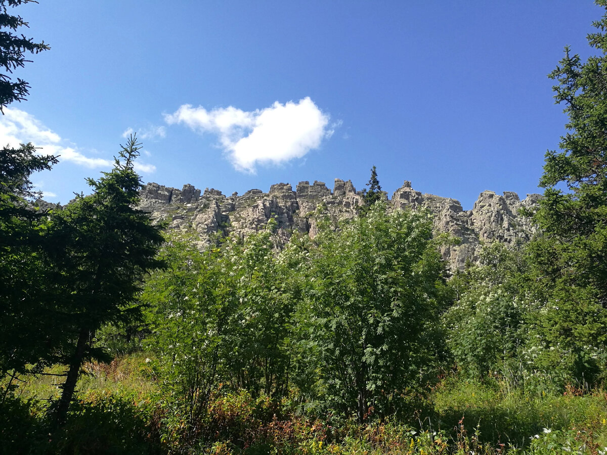 Первый вид на Откликной гребень с тропы
