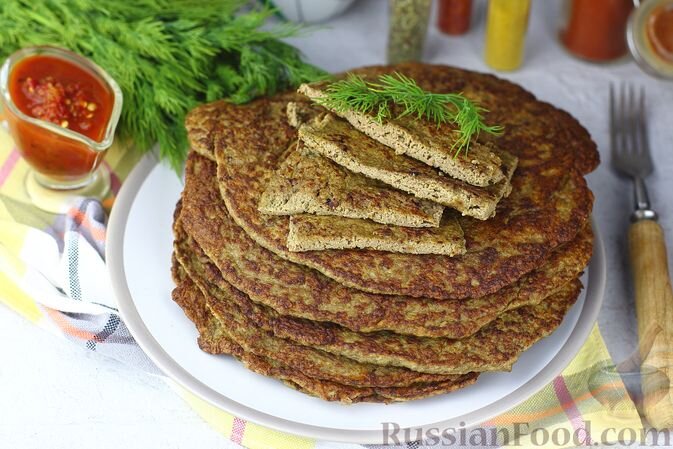 Печень, запеченная с помидорами и луком под сыром