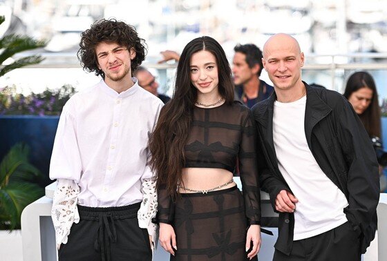    Марк Эйдельштейн, Майки Мэдисон и Юрий Борисов на Каннском фестивале