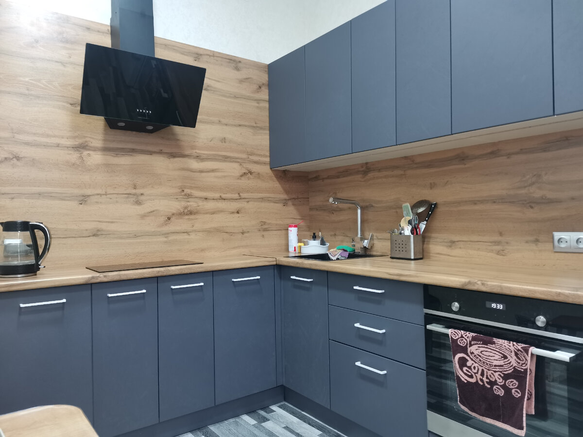 Камера цвет искажает, на самом деле он серый, как простой карандаш. Без голубого или зелёного, просто серый. 