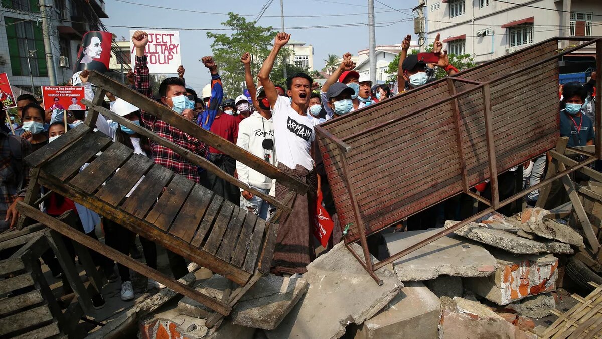 Акция протеста в Мьянме после военного переворота 2021года/ © AP Photo