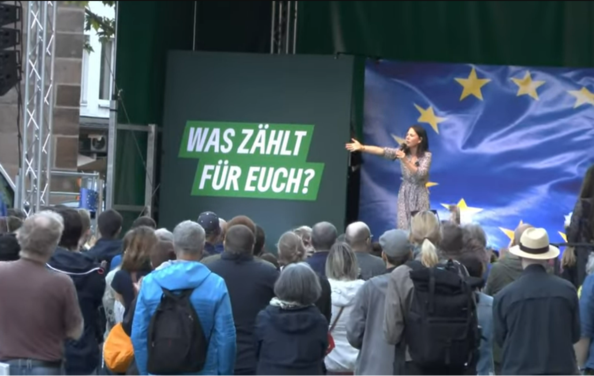 Репортажи о предвыборных митингах в Европарламент весьма скупые. Случайно я наткнулась на сообщение, что Бербок поехала в Баварию и выступила на митинге, куда вдруг заявились "две контрдемонстрации".-20