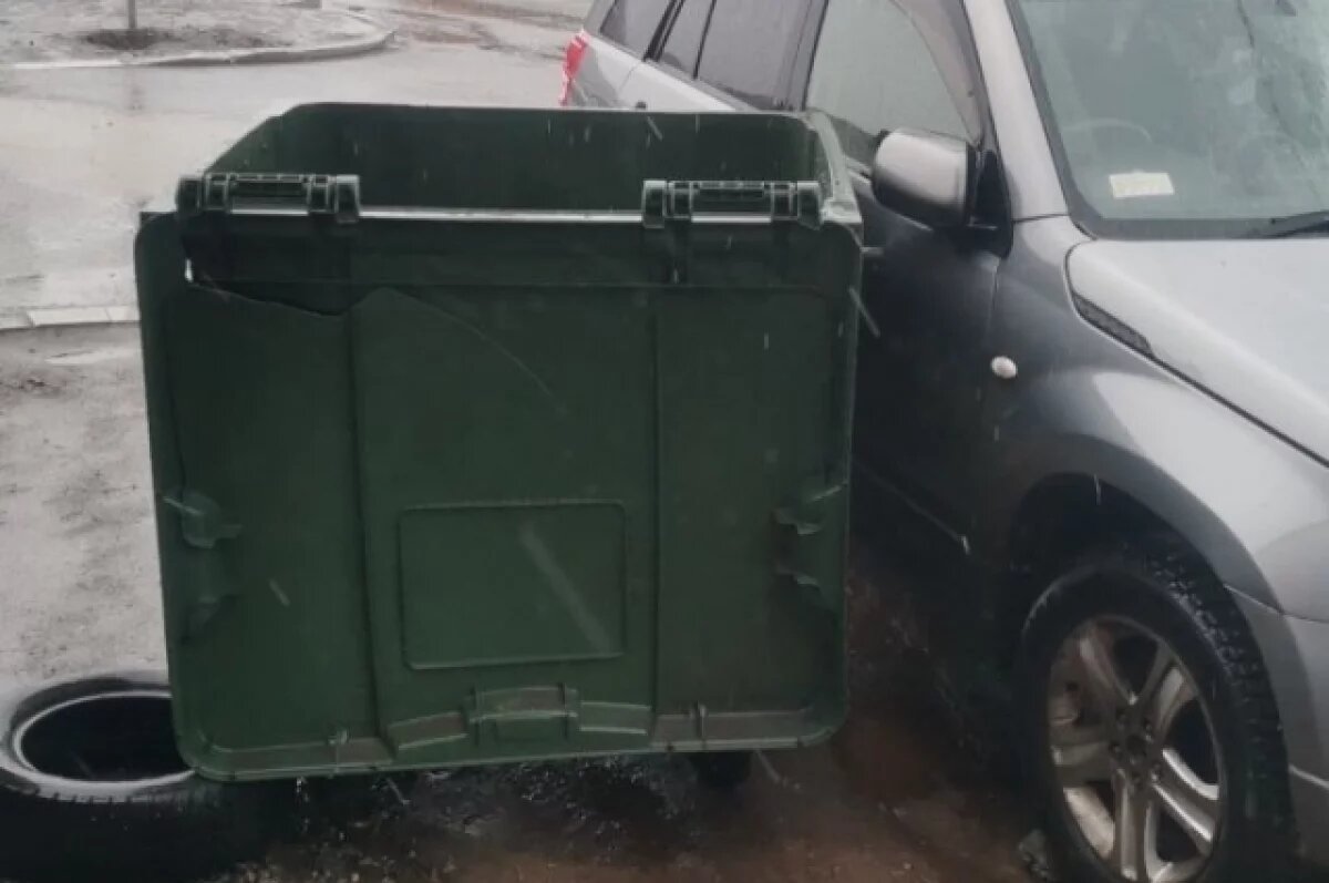    Незакрепленные мусорные баки повредили автомобили в Петропавловске
