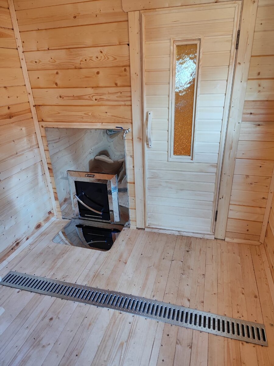 Вид на печь и слив в мойке