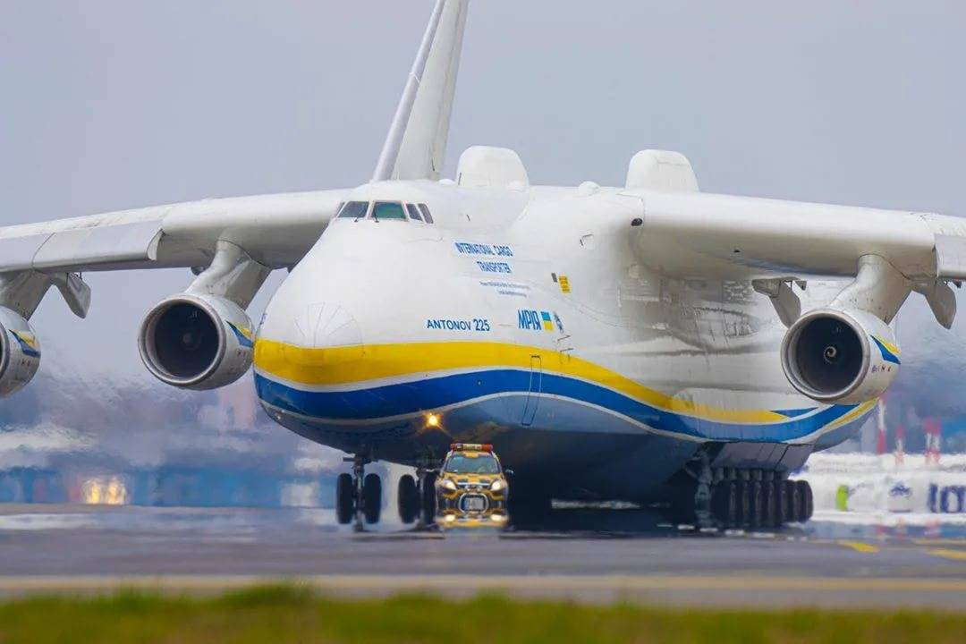 Мрия самый большой. АН-225 Мрия. Мрия 225 самолет. АН-124 Мрия.