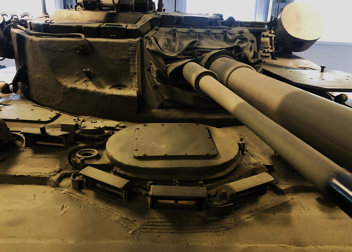 Смотровые приборы и люк мехвода.