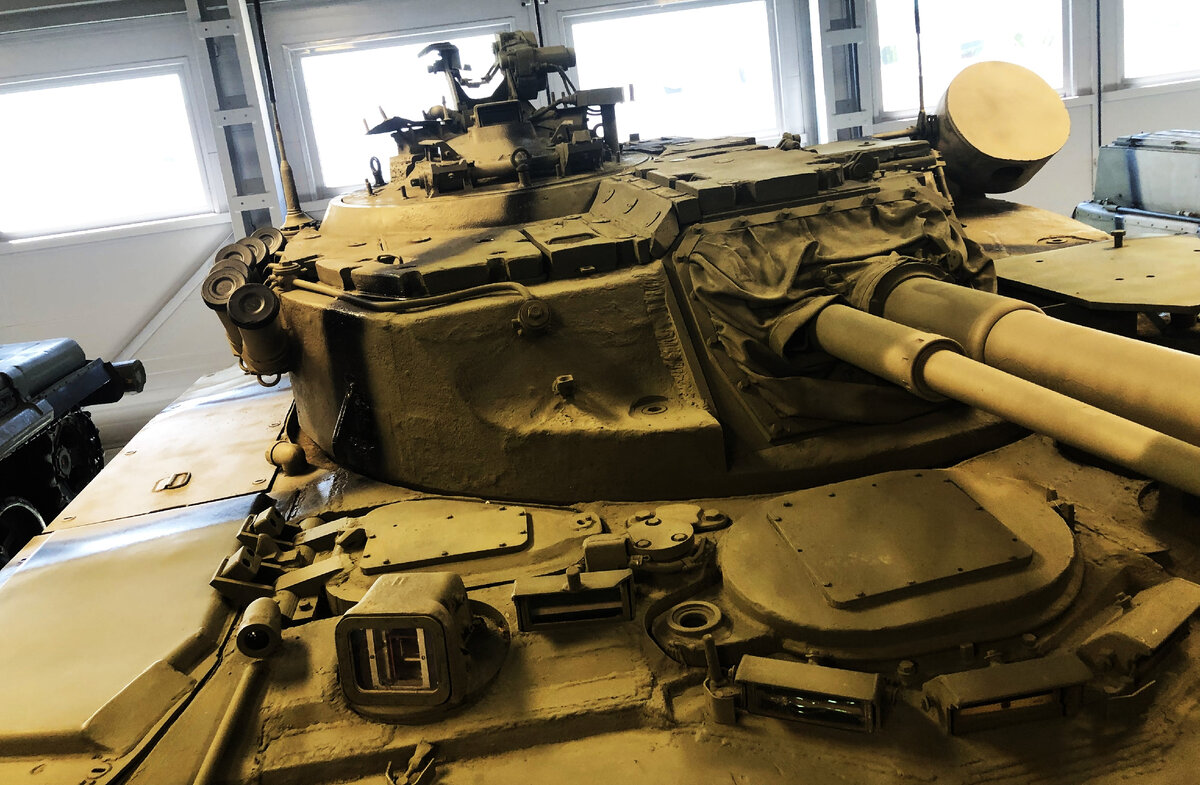 Командирская башенка на крыше основной башни ( развернута на "шесть часов").