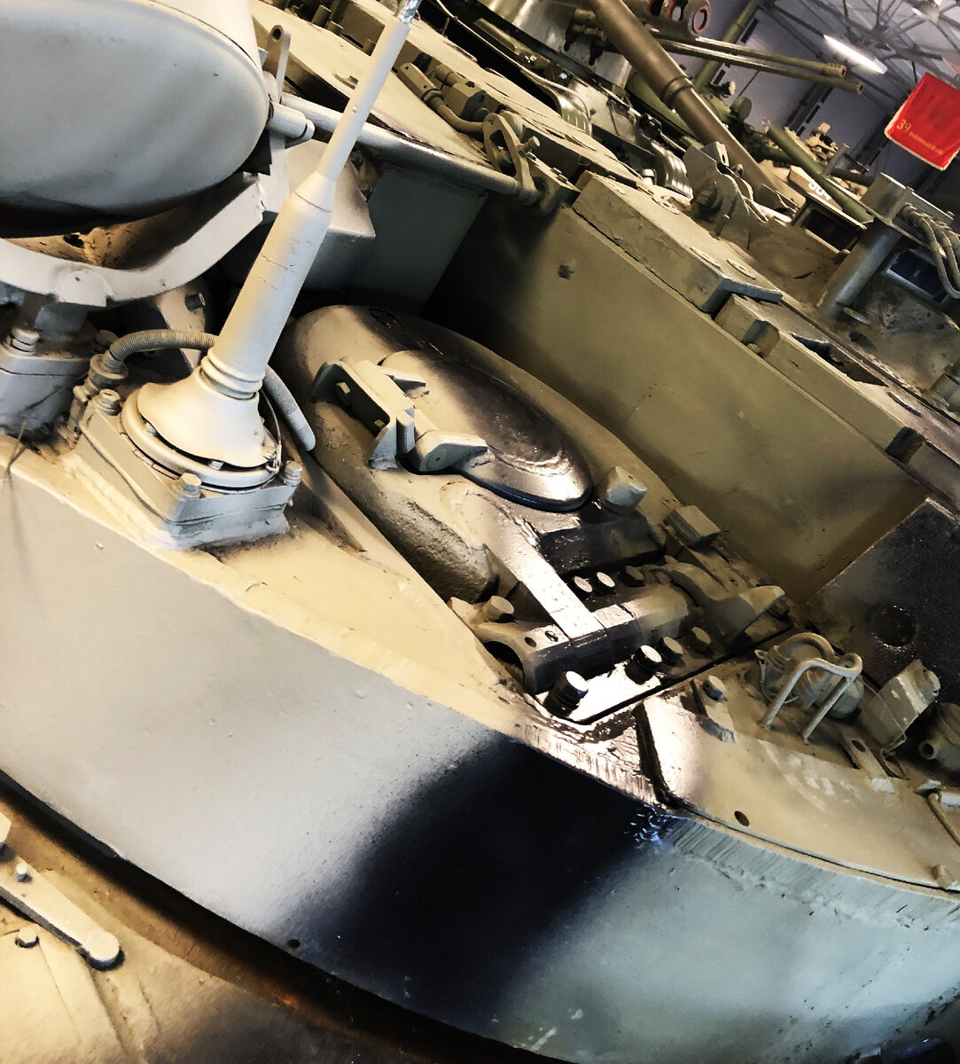 Люк наводчика-оператора по левому борту башни. Крышка люка открывается назад по ходу движения; в ней выполнен дополнительный лючок для крепления трубы ОПВТ, 