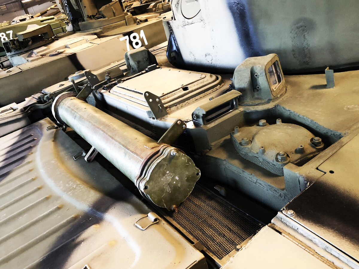 Люк операторов бортовых пулеметных установок. Перед люком- воздухозаборник ФВУ; за ним- смотровой прибор и перископический прицел оператора правой пулеметной установки. Рядом лежит чехол трубы ОПВТ, но где он крепился- не совсем понятно. 