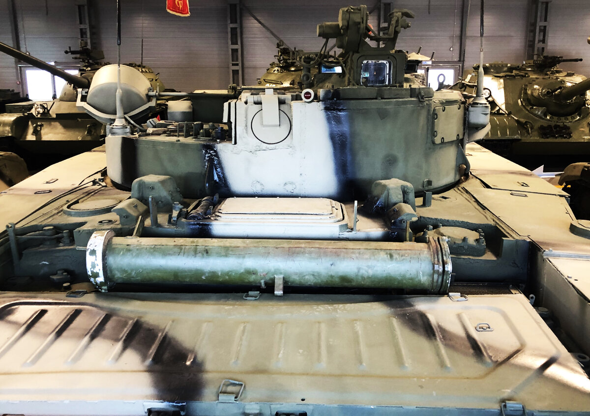 В кормовой части башни виден лючок механизма выброса стреляных гильз орудия 2А70.