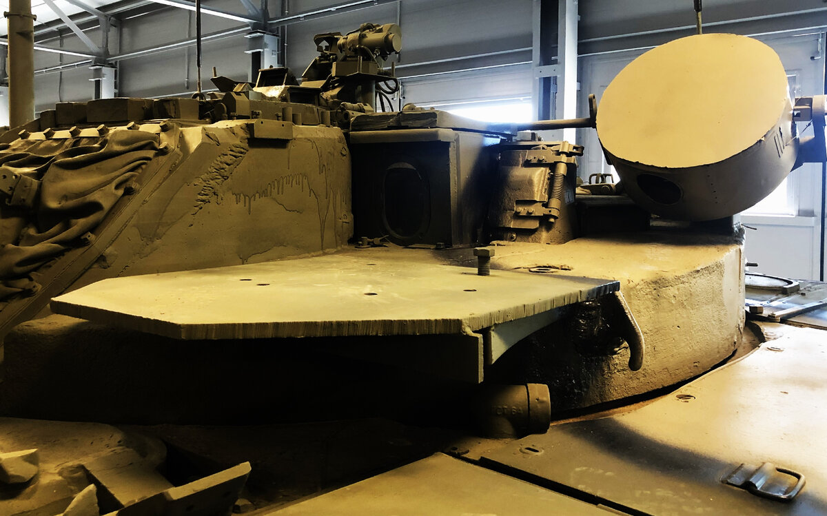 Установка ППН "БУГ-1" и вспомогательного прицела, а также ИК-прожектора. Дальность видения ночью в пассивном режиме составляла 800...900метров; в активном- 1100...1300метров. Непонятно, что монтировалось на горизонтальной плите перед прицелами. По одной из версий - установка с автоматическим гранатометом, но как тогда осуществлялась обзорность с рабочего места наводчика-оператора?