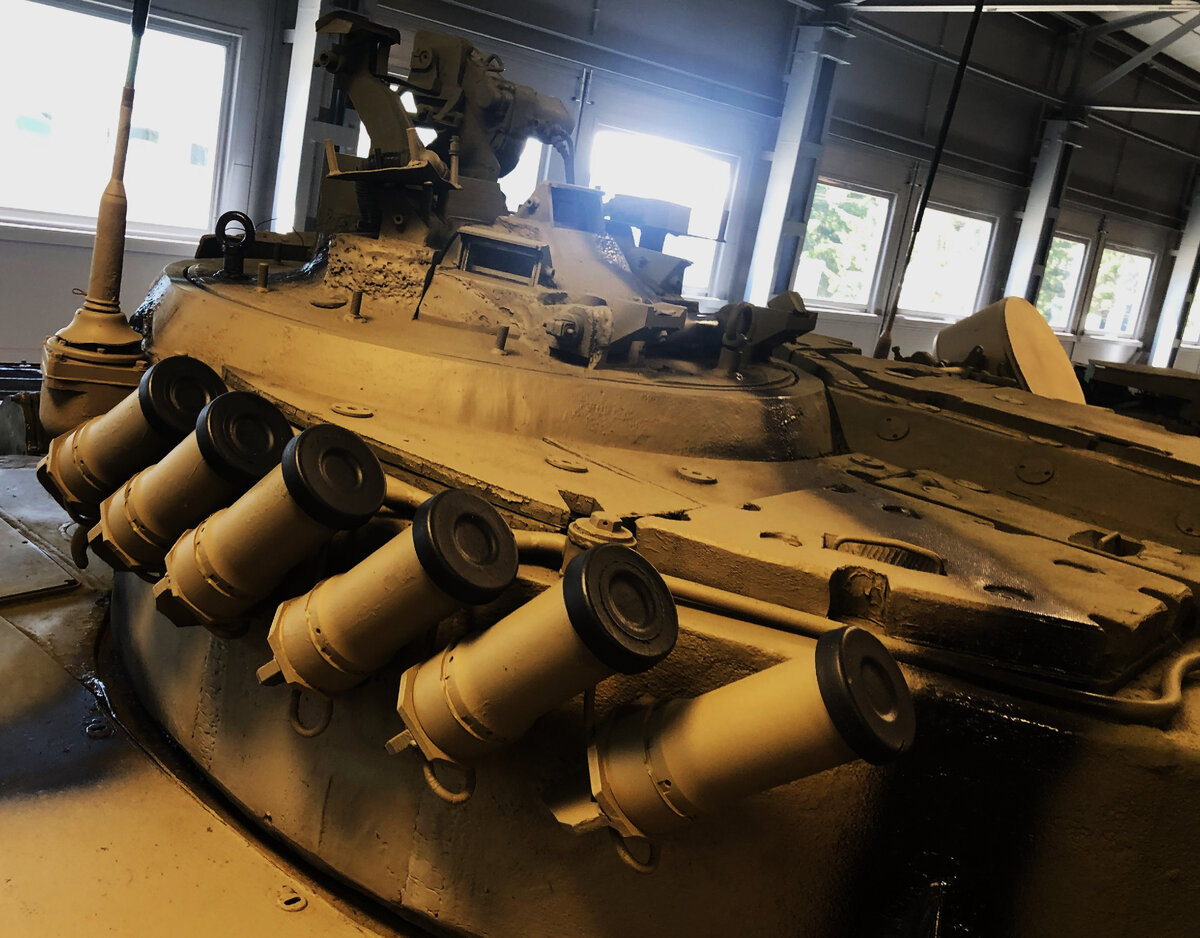 Установка дымовых гранатометов системы "Туча" на правом борту башни.