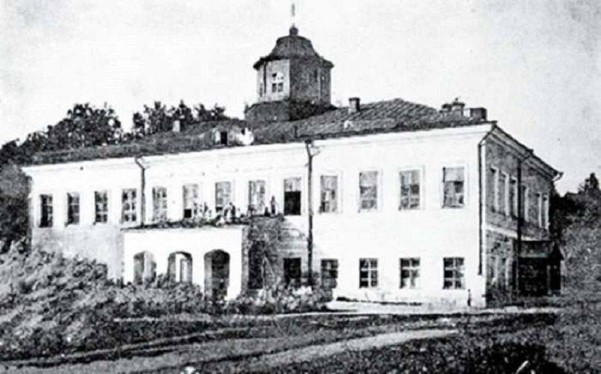 Главное здание усадьбы в д.Федяшево Тульской области.