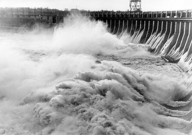 Большая вода с брызгами на плотине. выглядит эффектно.  фото: картинки  яндекса.