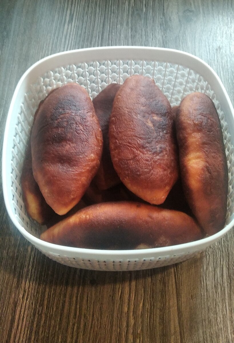 Пирожки с яйцом и зелёным луком. 