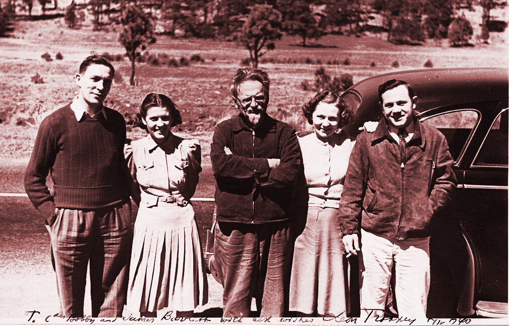 Троцкий с американскими товарищами по партии 5 апреле 1940 года. (Исходное фото, которое я слегка затонировала, находится в общественном достоянии).