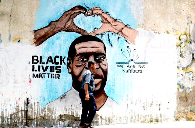 Mural solidaritas kulit hitam-Palestina yang menggambarkan George Floyd, dibunuh oleh seorang petugas polisi AS, Kota Gaza, 2020. (Kalboz, Wikimedia Commons, pemilik PDM)