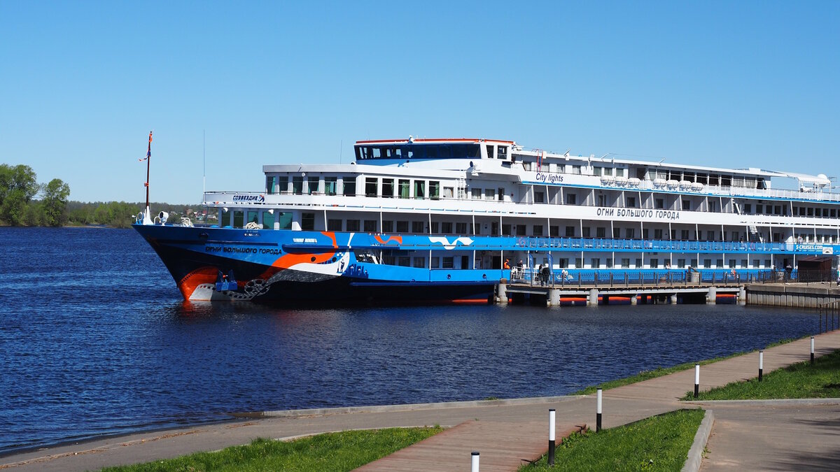Теплоход «Огни большого города” на причале в Угличе